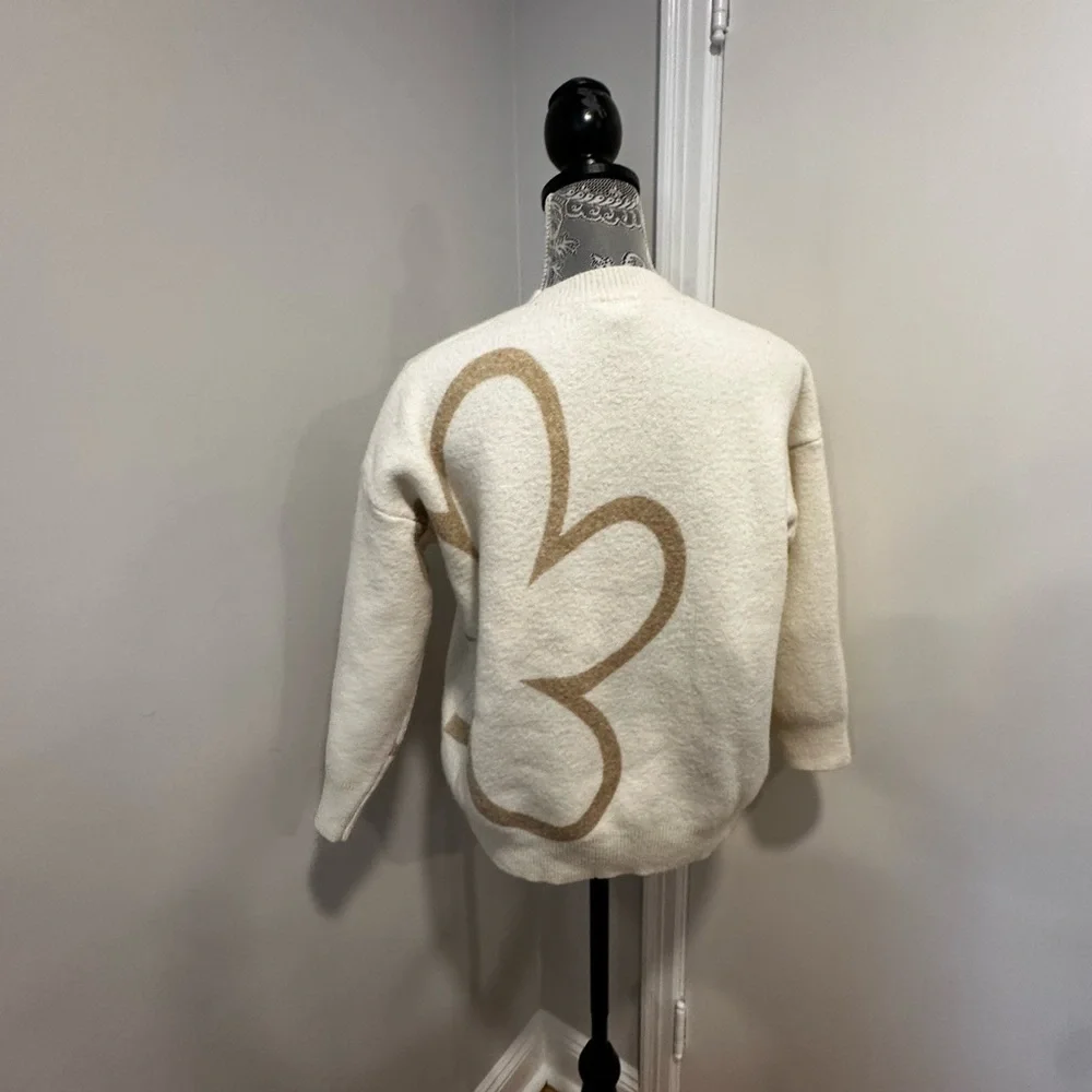 Le Lis Women’s small Cream Pullover Sweater Large Floral Daisy Outline Crew Neck